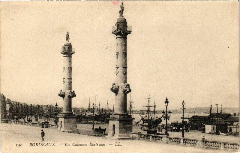 Carte postale ancienne Bordeaux-Les Colonnes Rostrales à Bordeaux