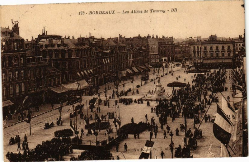 Carte postale ancienne Bordeaux-Les Allées de Tourny à Bordeaux