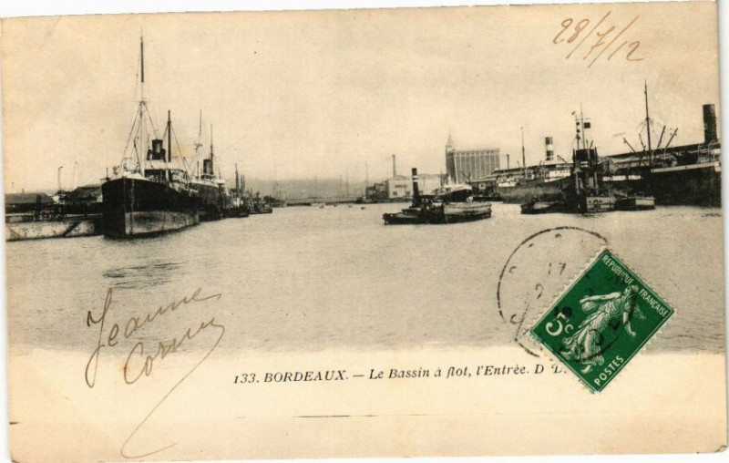 Carte postale ancienne Bordeaux-Le Bassin a flot l'Entrée à Bordeaux