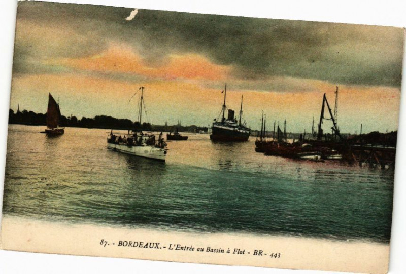 Carte postale ancienne Bordeaux-L'Entrée au Bassin a Flot à Bordeaux