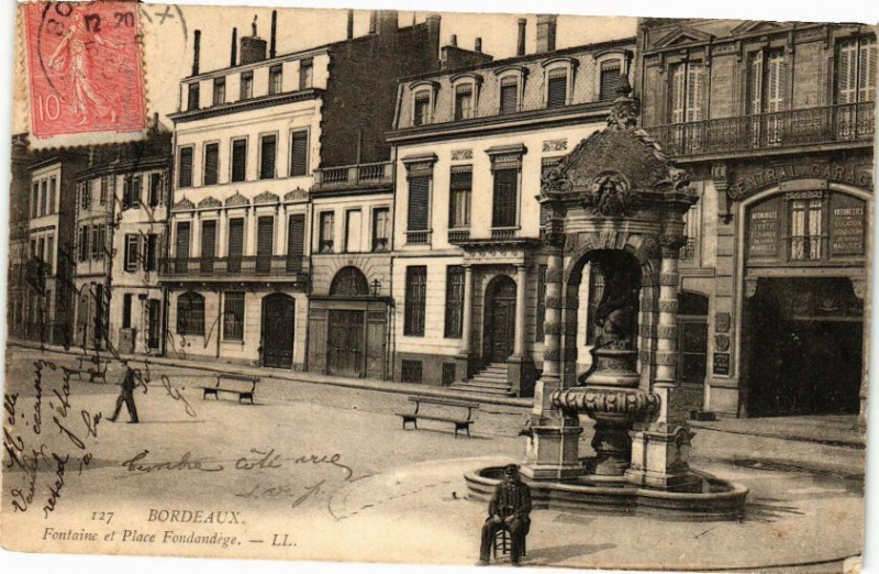 Carte postale ancienne Bordeaux-Fontaine et Place Fondandége à Bordeaux