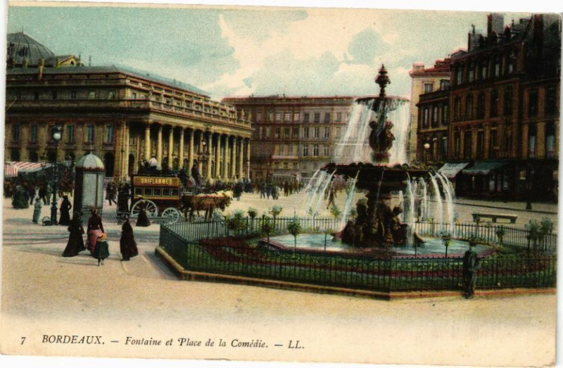 Carte postale ancienne Bordeaux-Fontaine et Place de la Comédie à Bordeaux