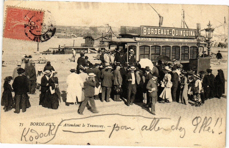 Carte postale ancienne Bordeaux - Attendant le tramway à Bordeaux