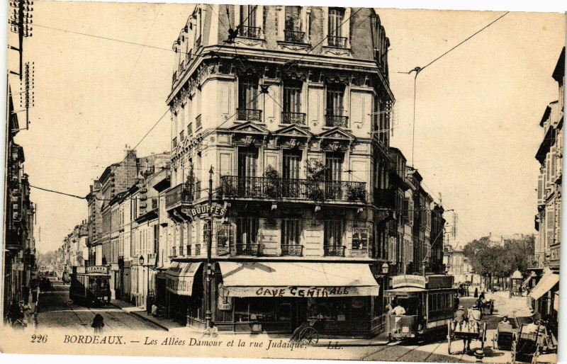 Carte postale ancienne Bordeaux - Les allées damour et la rue à Bordeaux