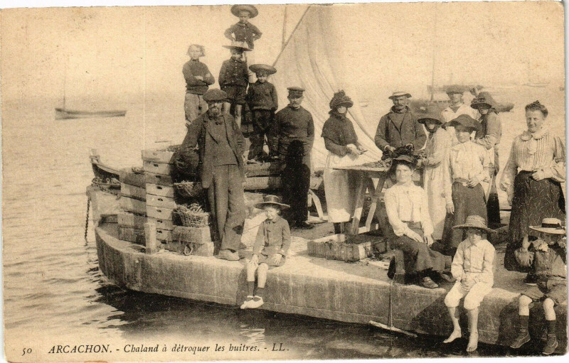 Carte postale ancienne Arcachon - Chaland a detroquer les buitres à Arcachon