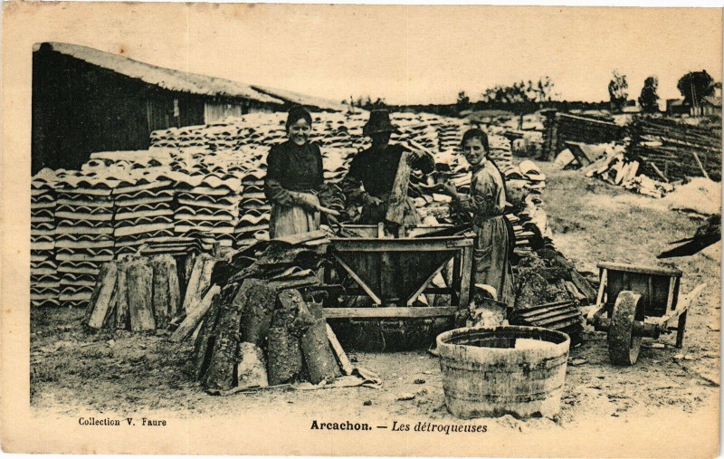 Carte postale ancienne Arcachon - Les detroqueuses à Arcachon