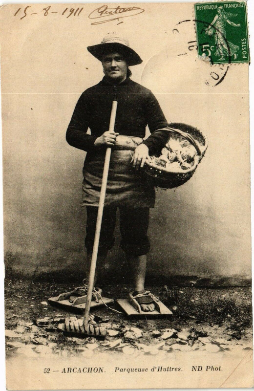 Carte postale ancienne Arcachon - Parqueuse d'huitres à Arcachon