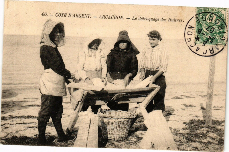 Carte postale ancienne Arcachon - Le detroquage des huitres à Arcachon