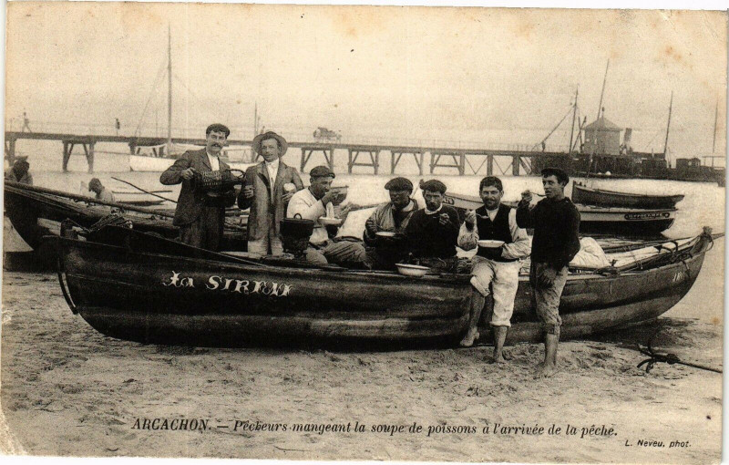 Carte postale ancienne Arcachon - Precheurs mangeant la soupe à Arcachon