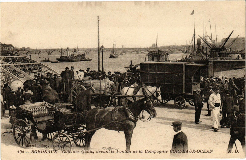 Carte postale ancienne Bordeaux - Coin des quais devant le ponton à Bordeaux