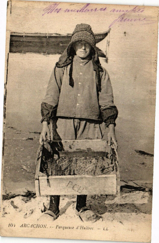 Carte postale ancienne Arcachon - Parqueuse d'huitres à Arcachon
