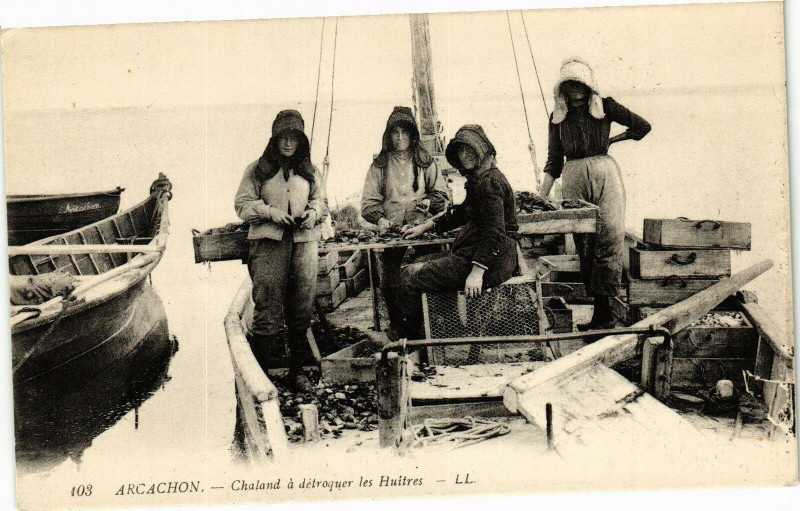 Carte postale ancienne Arcachon - Chaland a detroquer les hauitres à Arcachon