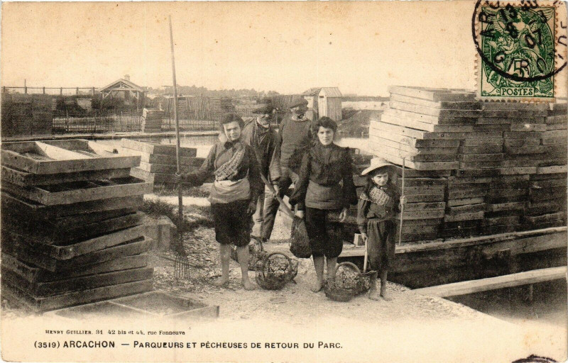 Carte postale ancienne Arcachon - Parqueurs et pecheuses de retour à Arcachon