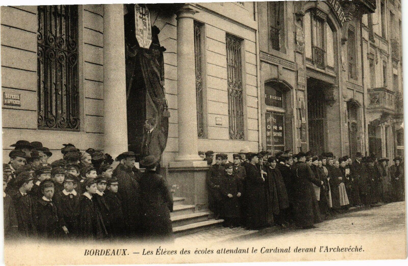 Carte postale ancienne Bordeaux - Les eleves des Ecole à Bordeaux