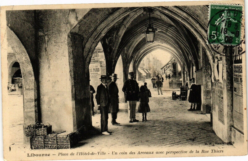 Carte postale ancienne Libourne - Place de l'hotel de ville à Libourne