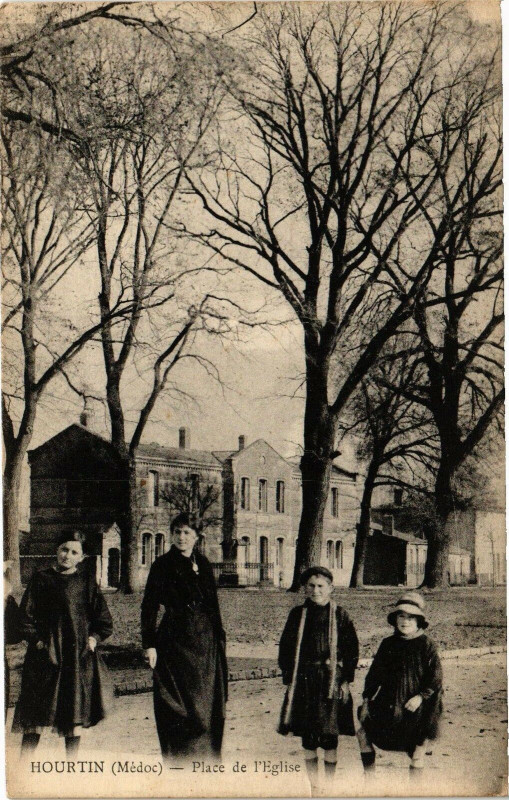 Carte postale ancienne Hourtin - Place de l'Eglise à Hourtin