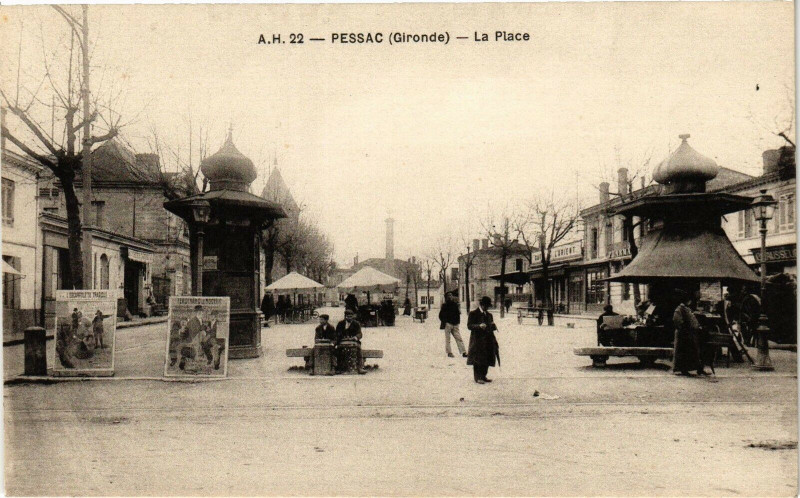 Carte postale ancienne Pessac - La place à Pessac