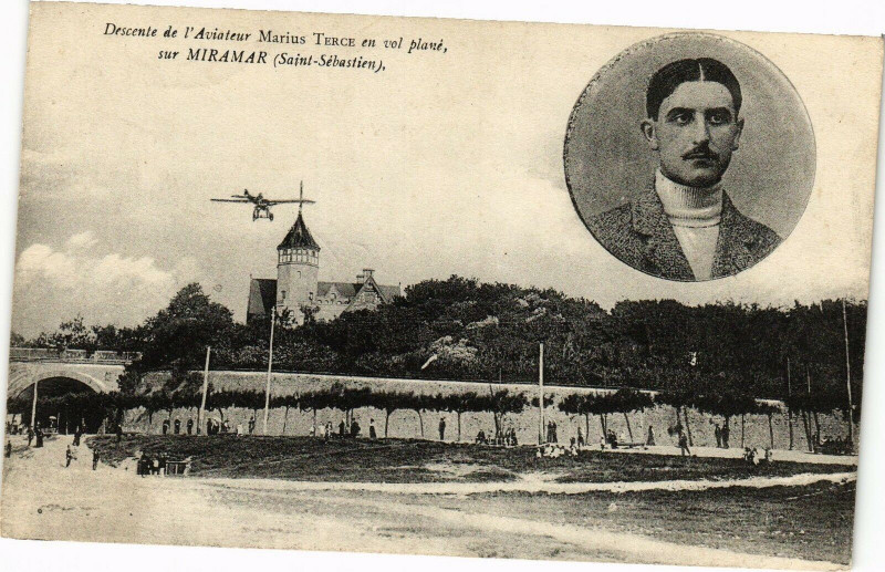 Carte postale ancienne Descente de l'aviateur terche en vol plane