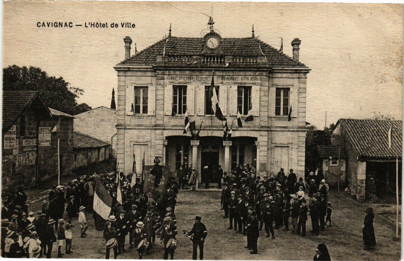 Carte postale ancienne Cavignac - L'hotel de ville à Cavignac