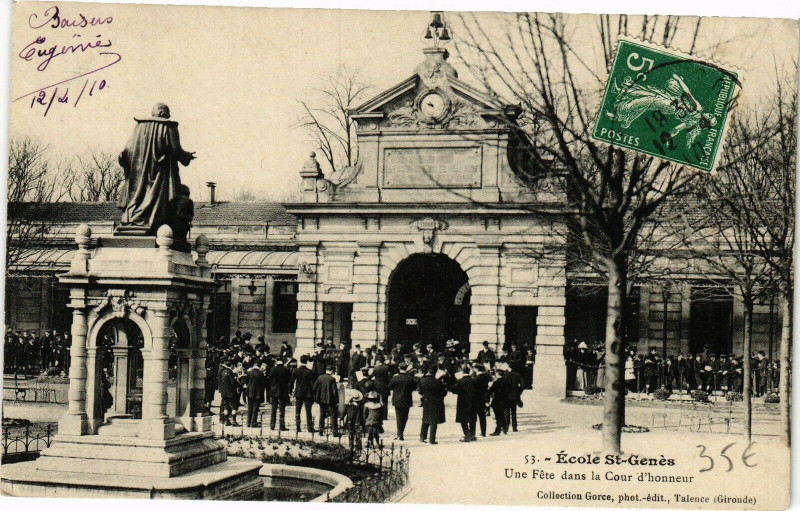Carte postale ancienne Ecole Saint-genes - une fete dans la cour