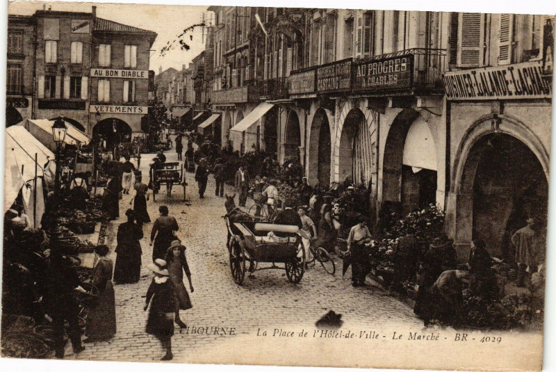 Carte postale ancienne Libourne - La place de l'hotel à Libourne