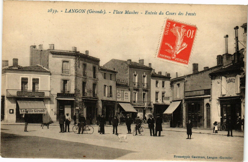 Carte postale ancienne Langon - Place maubec à Langon