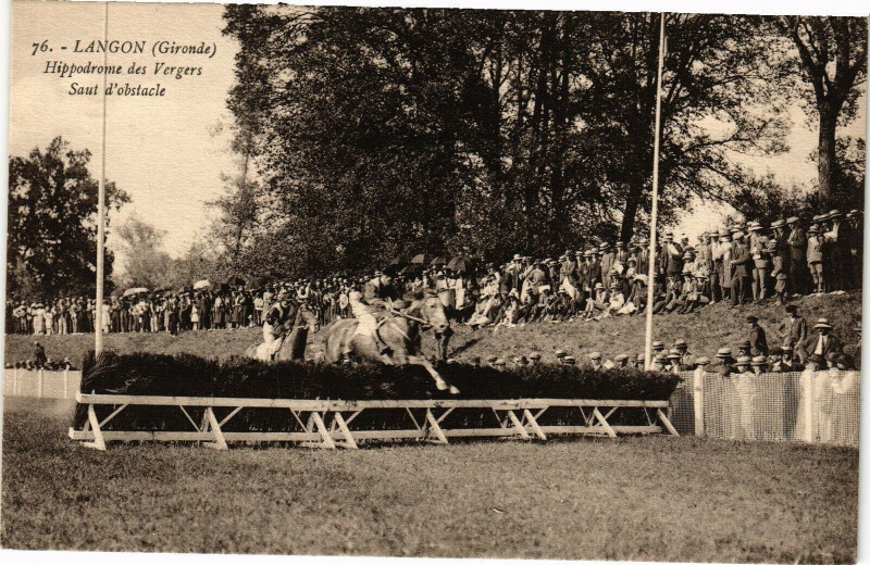 Carte postale ancienne Langon - Hippodrome des vergers saut d'obstacle à Langon
