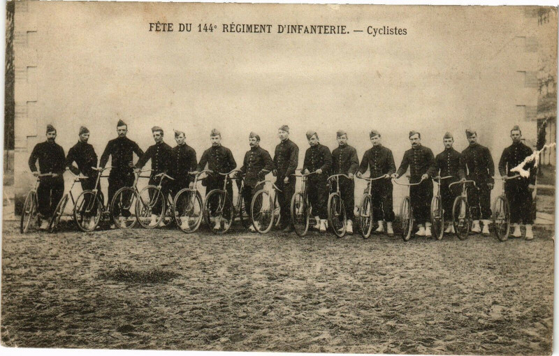 Carte postale ancienne Regiment d'infanterie - Cyclistes
