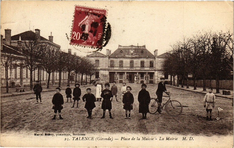 Carte postale ancienne Talence - Place de la mairie à Talence