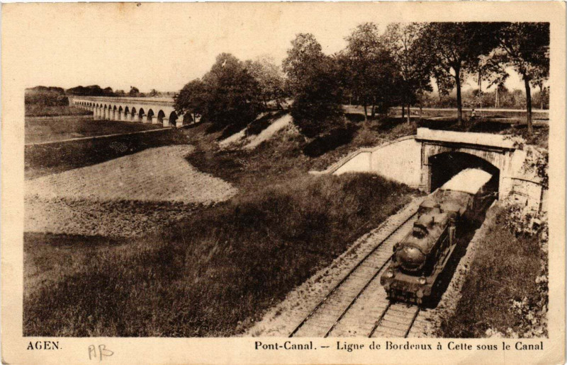Carte postale ancienne Agen - Pont-Canal - Ligne de Bordeaux a Cette - sous le Canal à Agen
