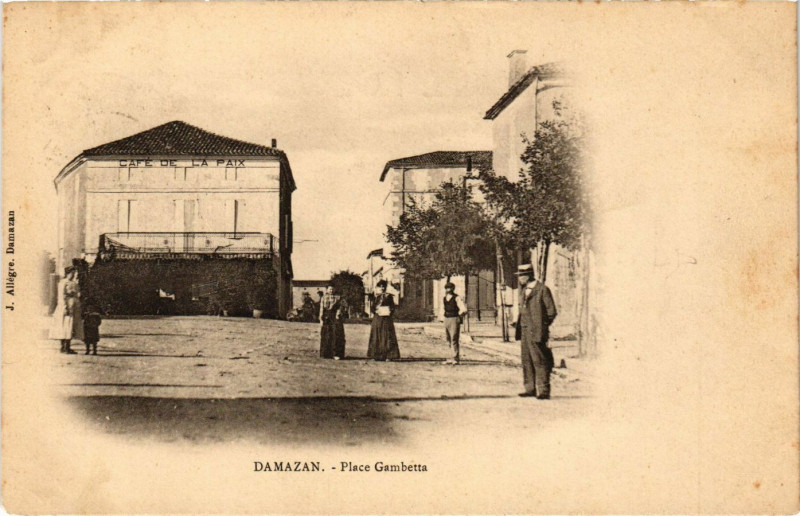 Carte postale ancienne Damazan - Place Gambetta à Damazan