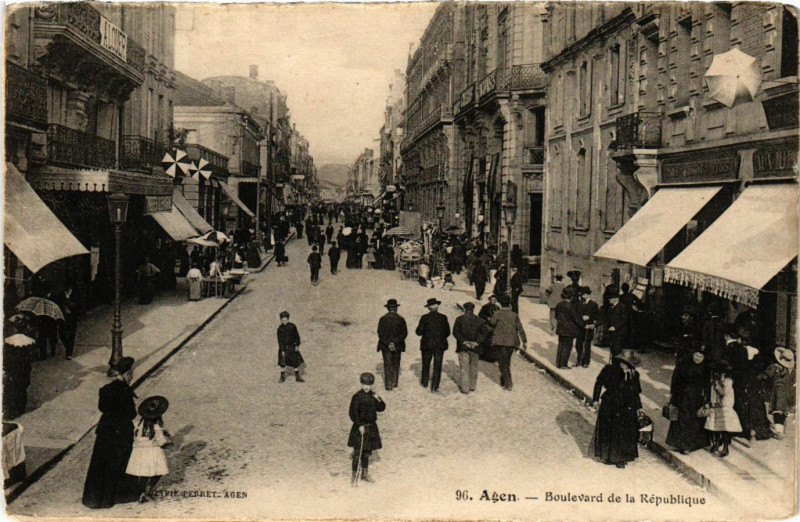 Carte postale ancienne Agen - Boulevard de la Republique à Agen