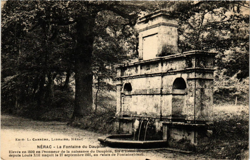 Carte postale ancienne Nerac - La Fontaine du Dauphin à Nérac