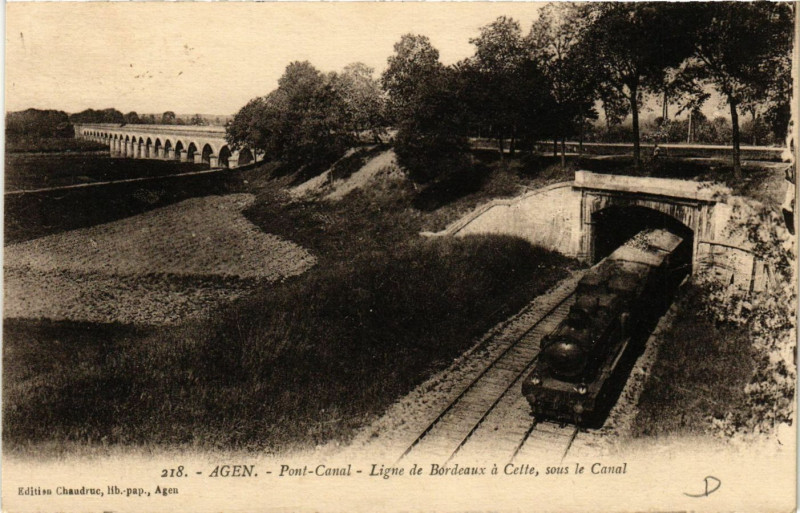 Carte postale ancienne Agen - Pont-Canal - Ligne de Bordeaux a Cette - sous le Canal à Agen