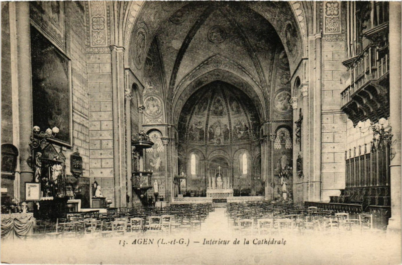 Carte postale ancienne Agen - Intérieur de la Cathédrale à Agen