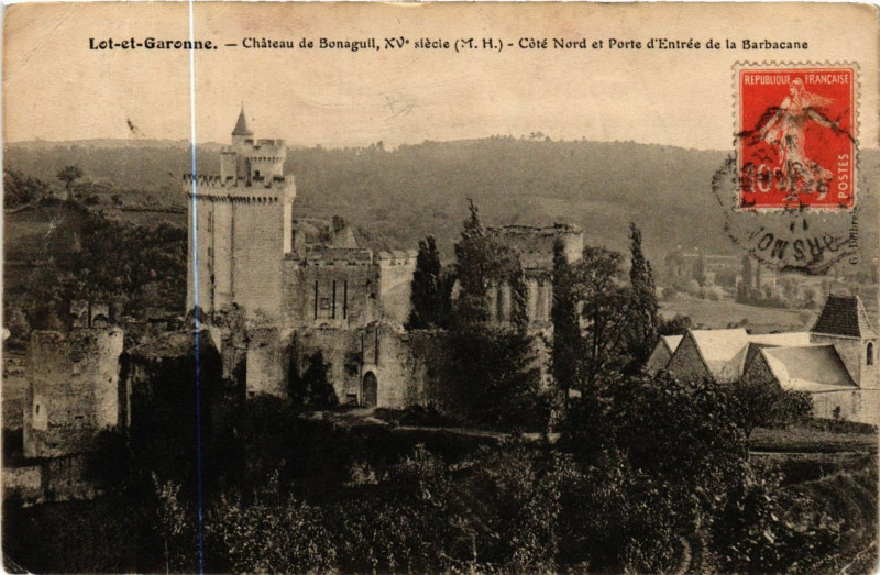 Carte postale ancienne Bonaguil - Chateau de Bonaguil - coté Nord et Porte d'Entrée