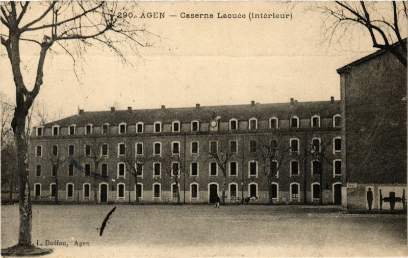 Carte postale ancienne Agen - Caserne Lacuée - Intérieur à Agen