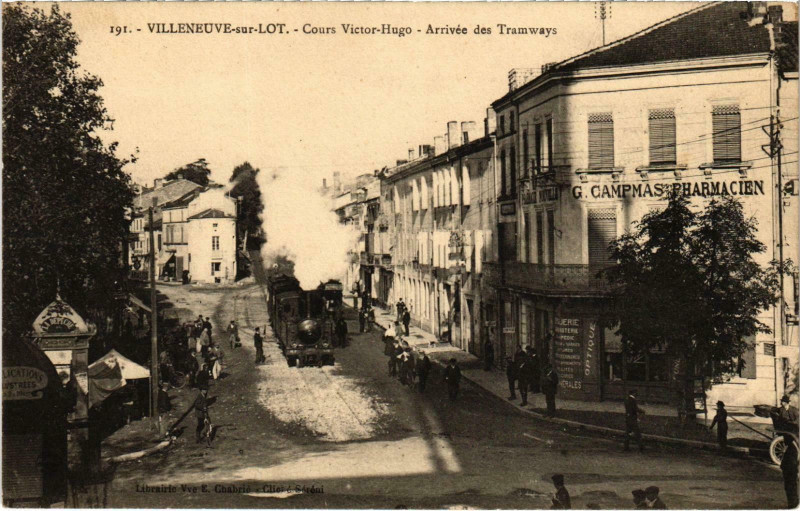 Carte postale ancienne Villeneuve-sur-Lot Cours Victor Hugo Tram Vapeur à Villeneuve-sur-Lot