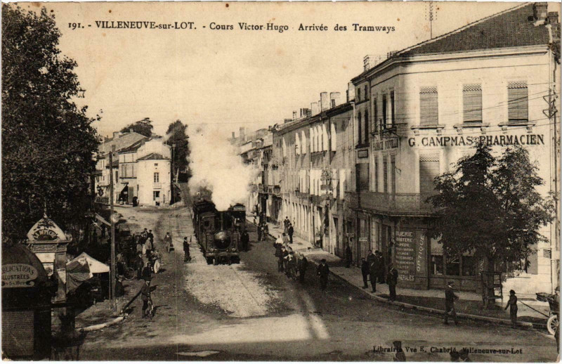 Carte postale ancienne Villeneuve-sur-Lot Cours Victor Hugo Tram Vapeur à Villeneuve-sur-Lot