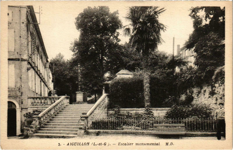 Carte postale ancienne Aiguillon Escalier monumental à Aiguillon