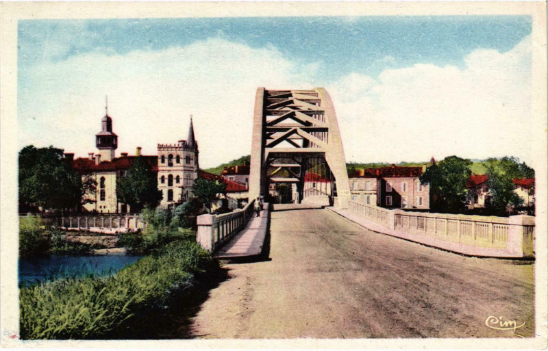 Carte postale ancienne Castelmoron Le Pont et la Mairie