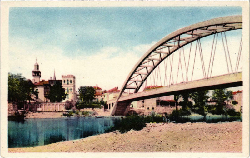 Carte postale ancienne Castelmoron Le Pont et Hotel de ville
