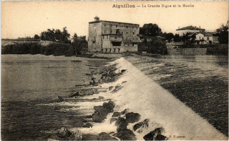 Carte postale ancienne Aiguillon La Grande Digue et le Moulin à Aiguillon