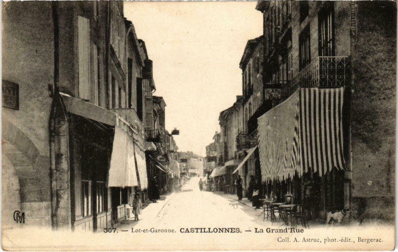 Carte postale ancienne Castillonnes La Grand Rue à Castillonnès