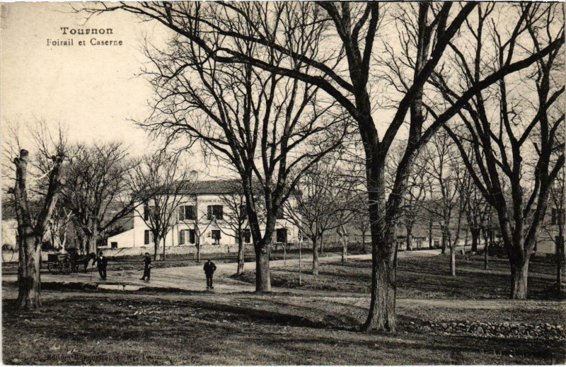 Carte postale ancienne Tournon Foirail et Caserne Lot et Garonne