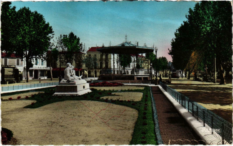 Carte postale ancienne Marmande La Place Gambetta Lot et Garonne à Marmande