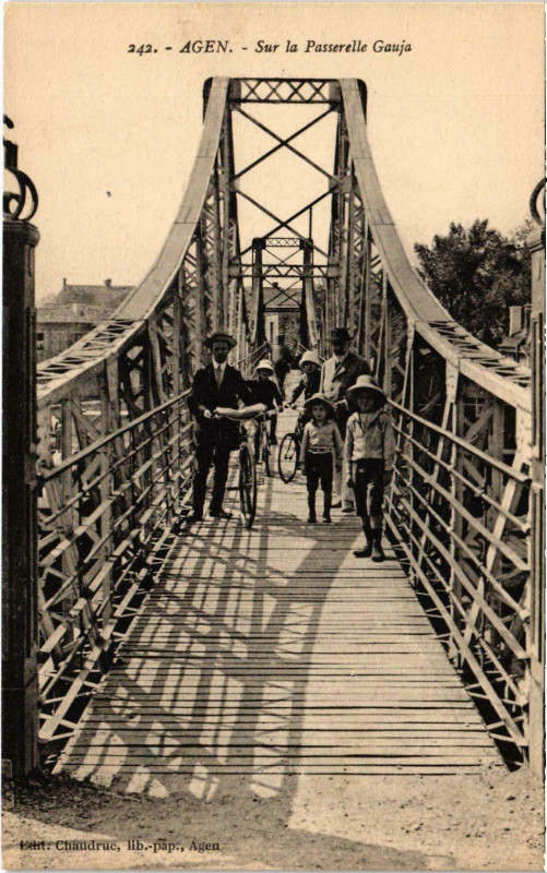 Carte postale ancienne Agen sur la Passerelle Gauja Lot et Garonne à Agen