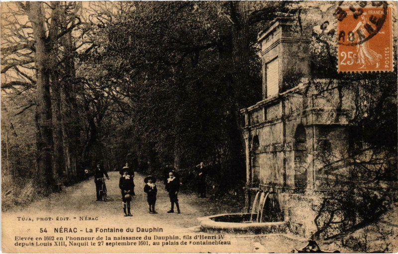 Carte postale ancienne Nerac La Fontaine du Dauphin Lot et Garonne à Nérac