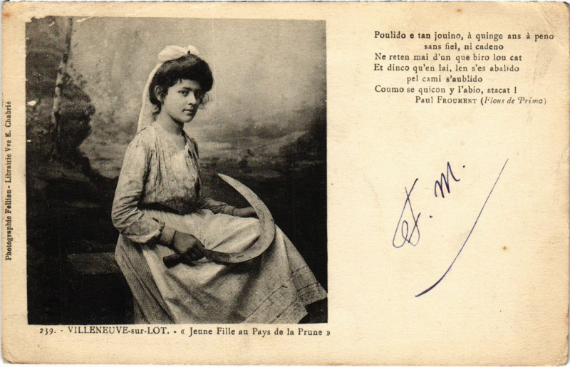Carte postale ancienne Villeneuve-sur-Lot Jeune Fille au Pays de la Prune Lot et Garonne à Villeneuve-sur-Lot