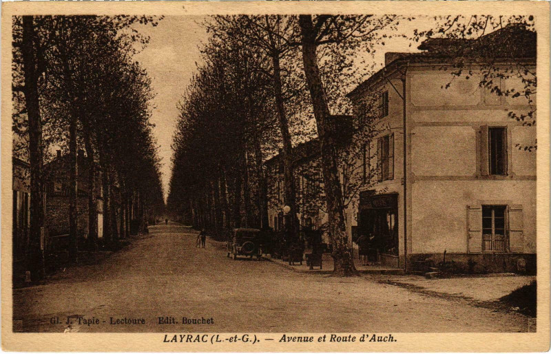 Carte postale ancienne Layrac Avenue et Route d'Auch Lot et Garonne à Layrac